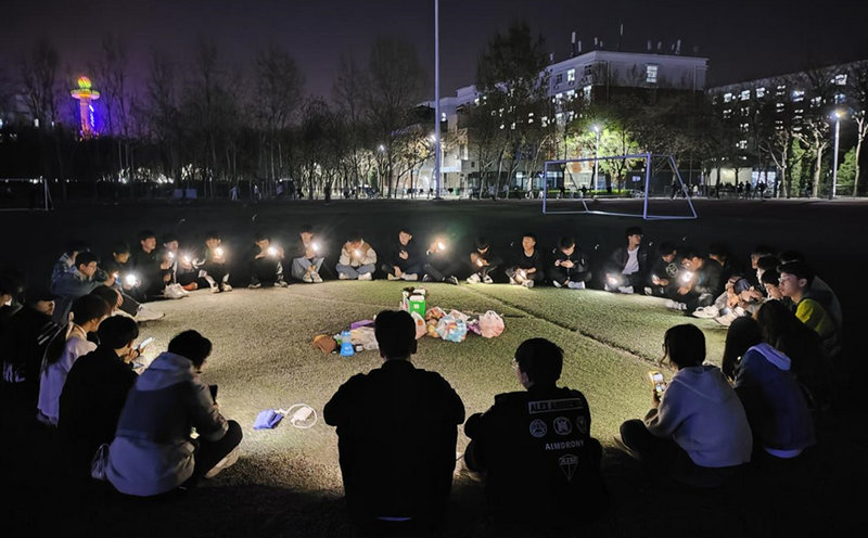 领航团举办团建活动